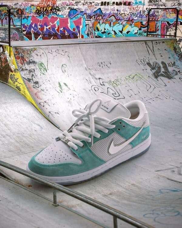 NIKE SB DUNK APRIL