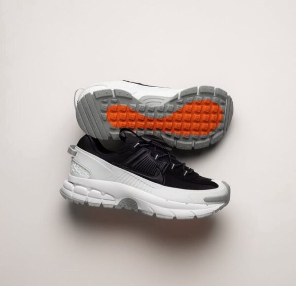 NIKE ZOOM VOMERO 5 ROAM BLACK WHITE