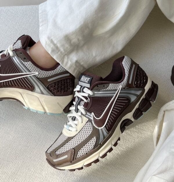 NIKE ZOOM VOMERO EARTH FOSSIL