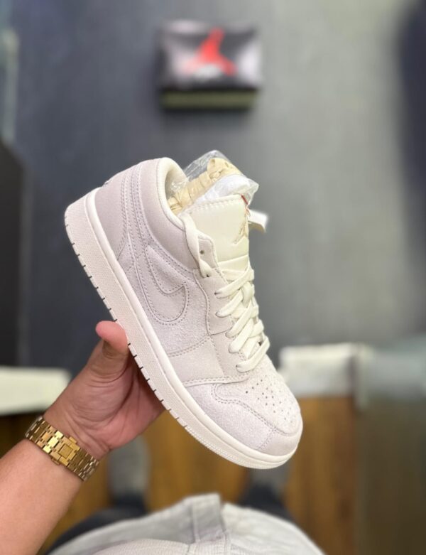 AIR JORDANS 1 LOW SE CRAFT PALE IVORY
