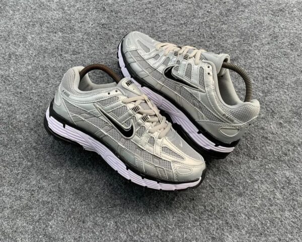 NIKE P-6000 TRAINER METALLIC BLACK TICK